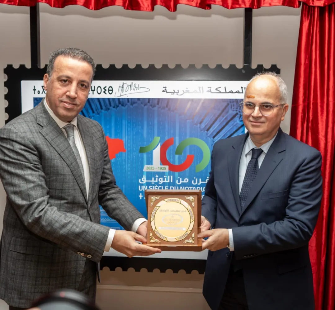 مجموعة بريد المغرب تصدر طابعا بريديا تذكاريا احتفاء بمئوية مهنة التوثيق بالمغرب