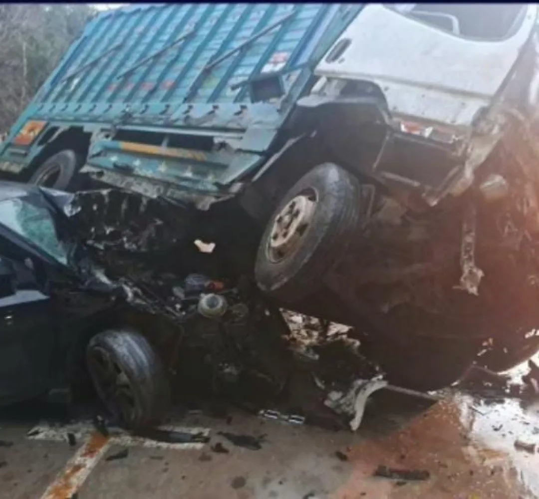 مصرع شخصين و اصابة اخرين ..  سائق شاحنة يدهس اشخاصا داخل مركب سياحي ضواحي مدينة فاس