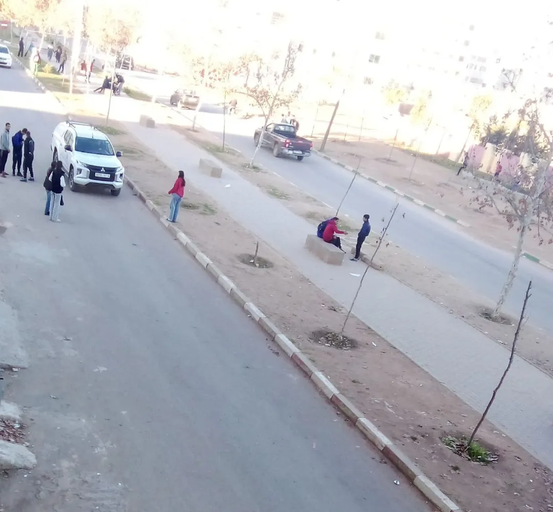 عاجل.. تلاميذ إعدادية الزرقطوني بعين الشقف في مواجهة خطر حوادث السير
