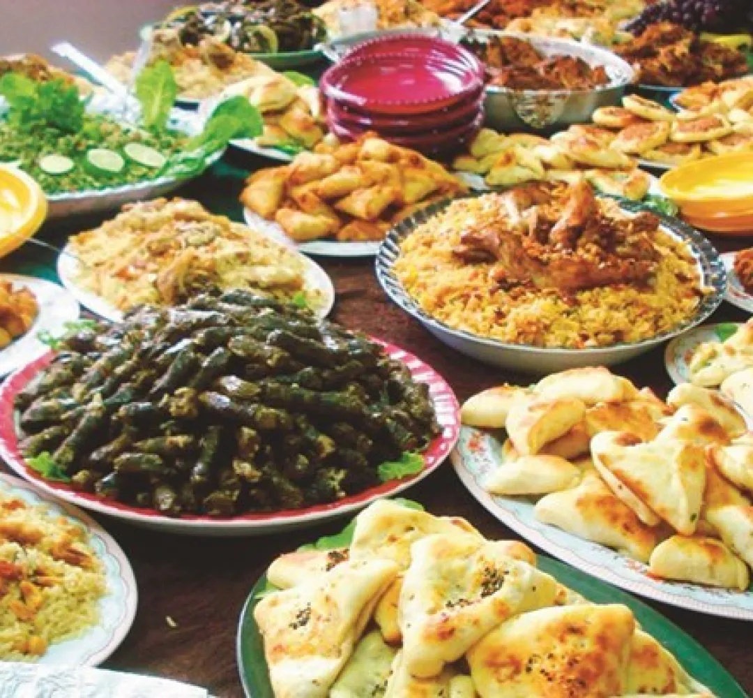 رمضان بين روحانية الصيام وطقوس التخمة: مفارقة الجوع والتبذير