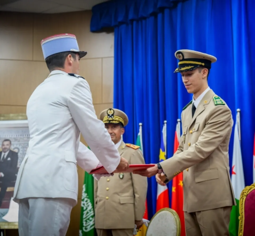 بتعليمات سامية من جلالة الملك، صاحب السمو الملكي ولي العهد الأمير مولاي الحسن يترأس بالقنيطرة حفل تخرج الفوج 26 للسلك العالي للدفاع والفوج 60 لسلك الأركان